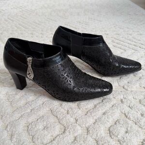 Brighton Rhythm Black Embossed Leather Ankle Booties Size 9M Side Zip Heels